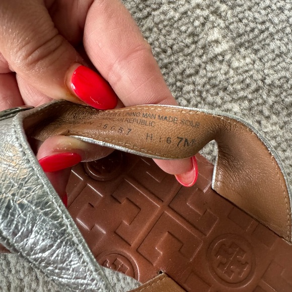 Tory Burch Monroe sandals silver flip flops size 7 women’s - Picture 2 of 3